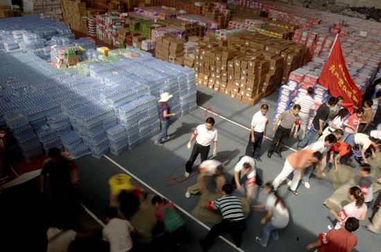 图文:人们在体育馆内紧张的搬运物资